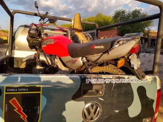 Adolescente fugiu em uma moto, mas foi apreendido.