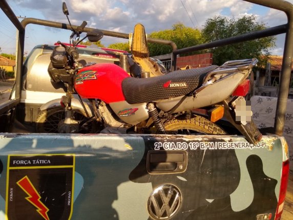 Adolescente fugiu em uma moto, mas foi apreendido.