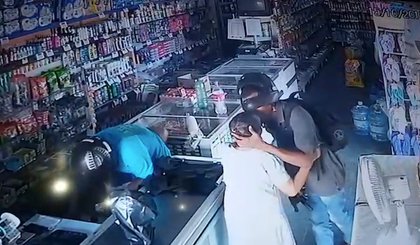 Assaltante beija idosa e diz que não quer seu dinheiro. (Foto: Reprodução) Assaltante beija idosa e diz que não quer seu dinheiro. (Foto: Reprodução)
