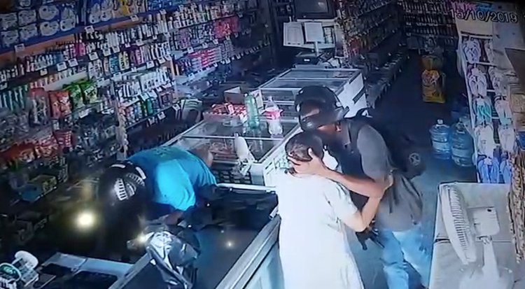 Assaltante beija idosa e diz que não quer seu dinheiro.