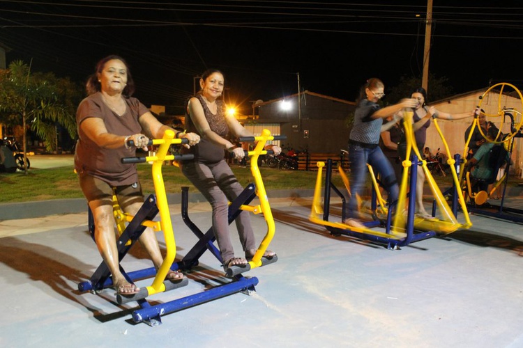 Bairro Pedrinhas recebe nova academia de saúde.