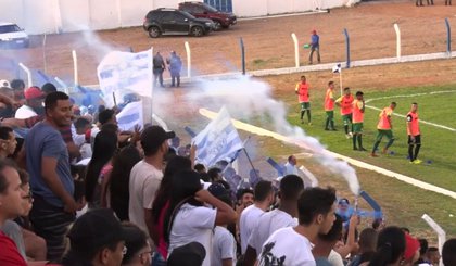Fumaça azul e branca foi relatada na súmula pela arbitragem. (Foto: Sávio Magalhães/Tv Clube) Fumaça azul e branca foi relatada na súmula pela arbitragem. (Foto: Sávio Magalhães/Tv Clube)