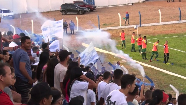 Fumaça azul e branca foi relatada na súmula pela arbitragem.