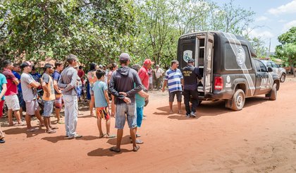 IML recolhe corpos de pai e filho que morreram após beberem líquido suspeito. (Foto: Wenddel Veras/Blog do Coveiro)
