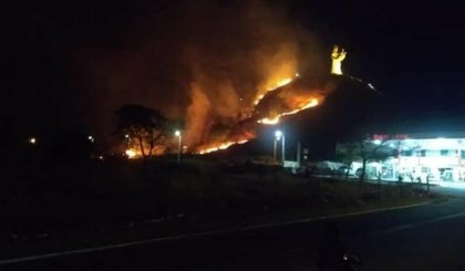 Incêndio começou ainda no período da tarde, na vegetação. (Foto: Reprodução Internet)