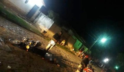Jovem é morto com pelo menos três tiros. (Foto: Reprodução) Jovem é morto com pelo menos três tiros. (Foto: Reprodução)