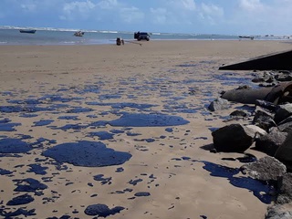 Manchas de óleo estão aparecendo em praias nordestinas desde o início de setembro.