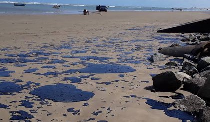 Manchas de óleo estão aparecendo em praias nordestinas desde o início de setembro. (Foto: OAB/SE)