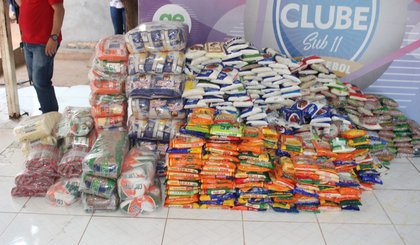 Taça Clube Sub-11 arrecada 1 tonelada de alimentos. (Foto: Arthur Ribeiro/GloboEsporte.com) Taça Clube Sub-11 arrecada 1 tonelada de alimentos. (Foto: Arthur Ribeiro/GloboEsporte.com)