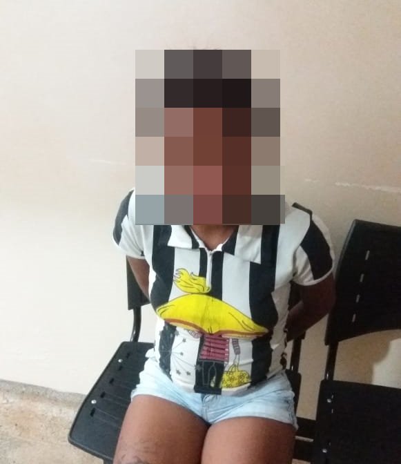 A jovem confessou o crime, mas disse que agiu em legítima defesa.