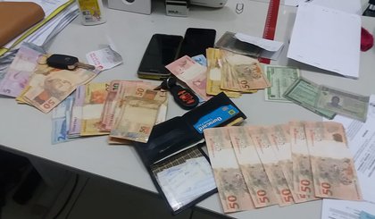 As notas falsas foram apreendidas com o trio. (Foto: Reprodução Internet)
