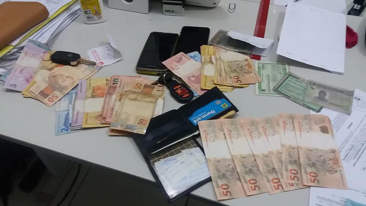As notas falsas foram apreendidas com o trio.