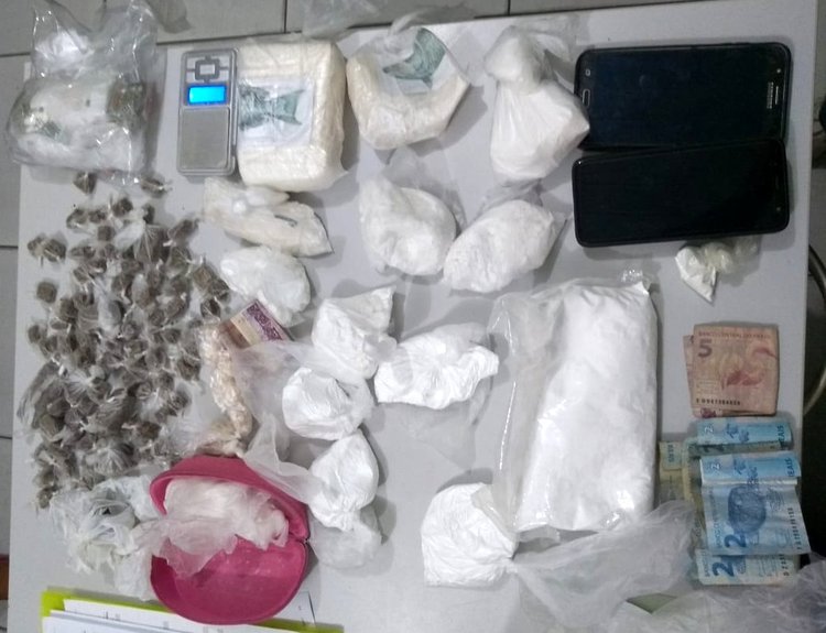 Drogas são apreendidas com mulher em Oeiras, no Piauí.