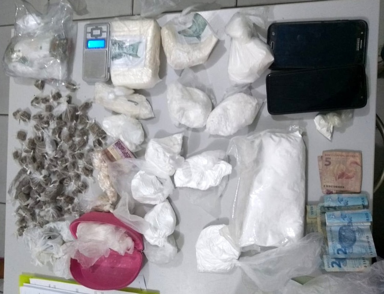 Drogas são apreendidas com mulher em Oeiras, no Piauí.