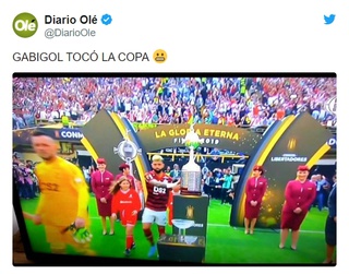 Gabigol tocou no troféu na entrada das equipes em campo.