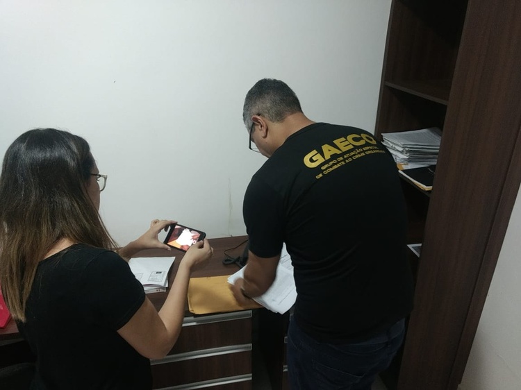 Gaeco cumpre mandados de busca e apreensão em três cidades durante operação.
