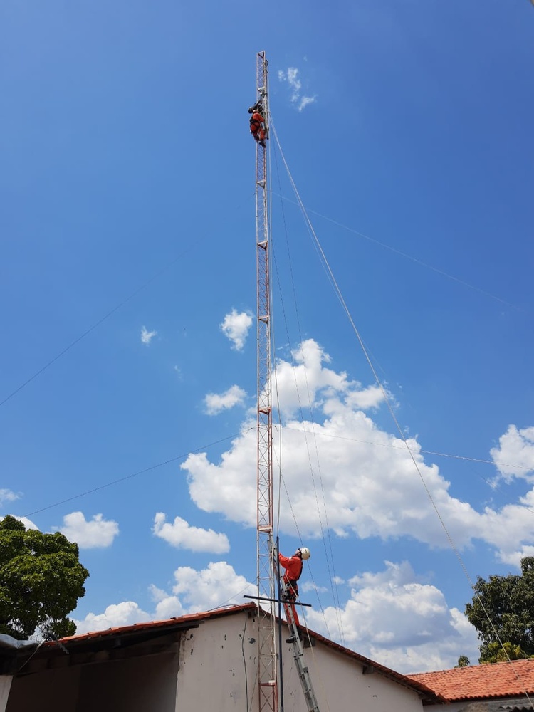 Homem morre eletrocutado fazendo manutenção em torre de internet.