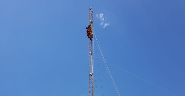 Homem morre eletrocutado fazendo manutenção em torre de internet.