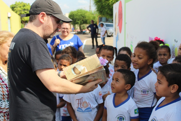 Ilan Brenman participa de feira literária e aproveita para conversar com alunos e professores.