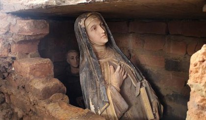 Imagens foram encontradas enterradas embaixo de altar. (Foto: Sérgio Alves/ Portal V1)