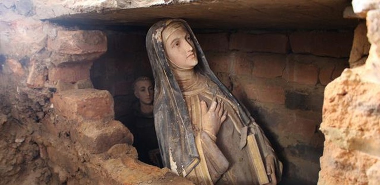 Imagens foram encontradas enterradas embaixo de altar.