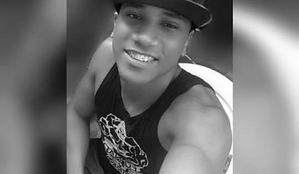Jovem foi morto com duas facas, em frente ao Santana Clube. (Foto: Reprodução Portal Cidade Luz) Jovem foi morto com duas facas, em frente ao Santana Clube. (Foto: Reprodução Portal Cidade Luz)