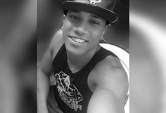 Jovem foi morto com duas facas, em frente ao Santana Clube.