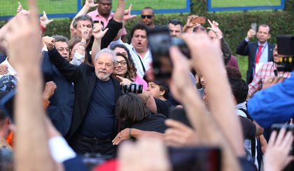 Lula deixou a prisão em Curitiba no fim da tarde desta sexta-feira (08). (Foto: Giuliano Gomes/PR Press) Lula deixou a prisão em Curitiba no fim da tarde desta sexta-feira (08). (Foto: Giuliano Gomes/PR Press)