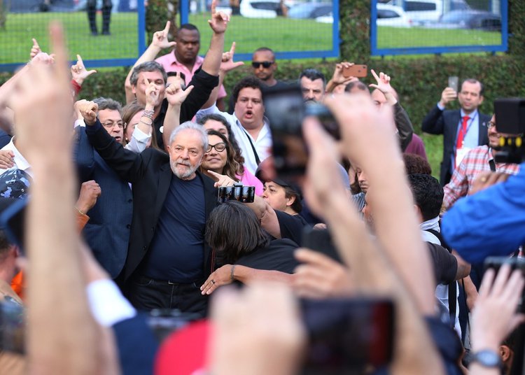 Lula deixou a prisão em Curitiba no fim da tarde desta sexta-feira (08).