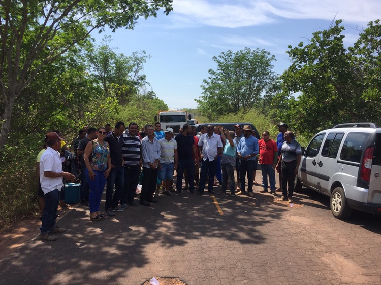 Manifestantes fecharam rodovia. Somente veículos oficiais e ambulâncias puderam passar.