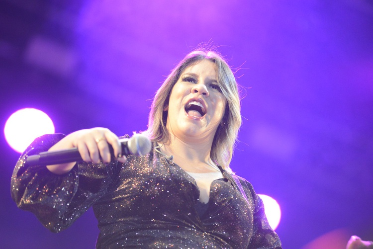 Marília Mendonça conquista do Grammy Latino de Melhor Álbum de Música Sertaneja com o projeto “Em todos os cantos”.