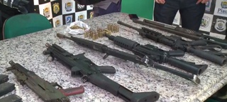 Polícia Civil apreende cinco fuzis que seriam usados para assaltos a bancos.