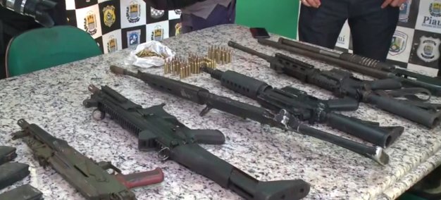 Polícia Civil apreende cinco fuzis que seriam usados para assaltos a bancos.
