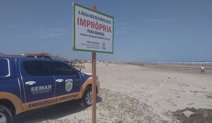Praia do Atalaia está imprópria para banho. Placas foram instaladas advertindo os banhistas. (Foto: Divulgação/Semar)