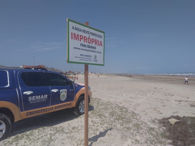 Praia do Atalaia está imprópria para banho. Placas foram instaladas advertindo os banhistas.
