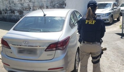 PRF recupera carro na BR-230, em Floriano. (Foto: Reprodução Folha de Oeiras) PRF recupera carro na BR-230, em Floriano. (Foto: Reprodução Folha de Oeiras)