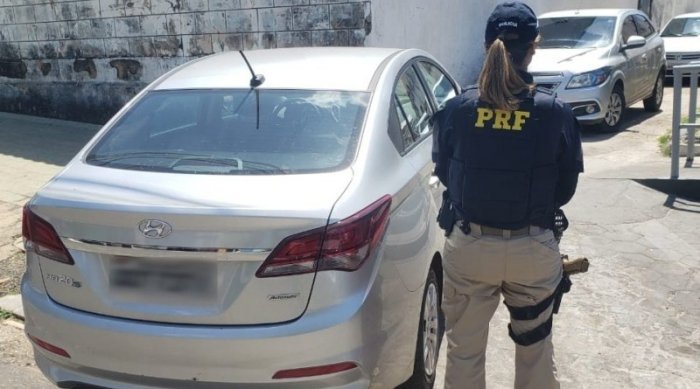 PRF recupera carro na BR-230, em Floriano.
