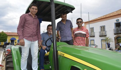 Produtores rurais de Oeiras são contemplados com tratores e equipamentos agrícolas. (Foto: Prefeitura de Oeiras/Divulgação)