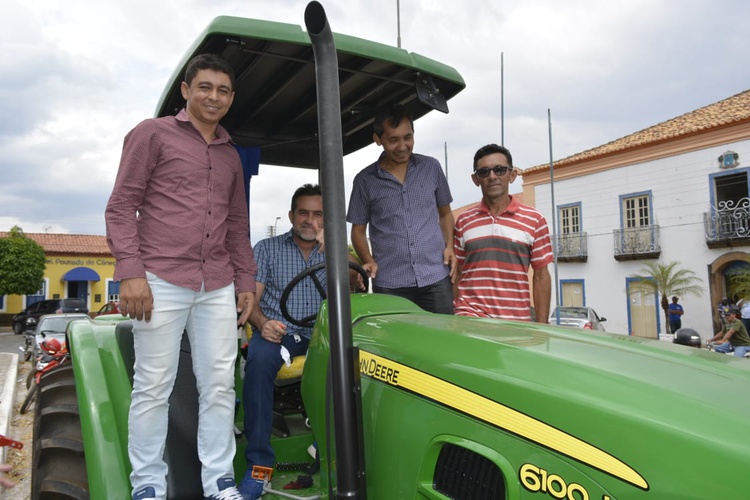 Produtores rurais de Oeiras são contemplados com tratores e equipamentos agrícolas.