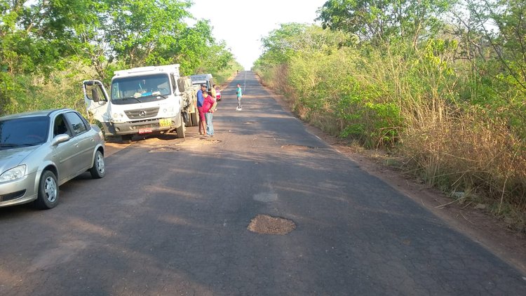 Situação da PI-218 é crítica, com inúmeros buracos ao longo da rodovia.