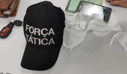Trouxinhas de cocaína são apreendidas com dois homens em Floriano. (Foto: Divulgação/3º BPM) Trouxinhas de cocaína são apreendidas com dois homens em Floriano. (Foto: Divulgação/3º BPM)