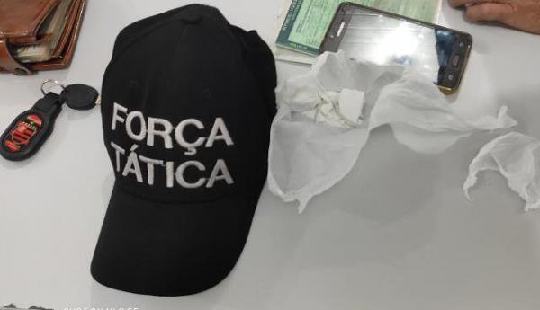 Trouxinhas de cocaína são apreendidas com dois homens em Floriano.