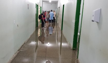 A água da chuva alagou diversas alas do Hospital Regional Tibério Nunes. (Foto: Internauta/Reprodução Cidade Verde) A água da chuva alagou diversas alas do Hospital Regional Tibério Nunes. (Foto: Internauta/Reprodução Cidade Verde)