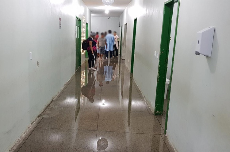 A água da chuva alagou diversas alas do Hospital Regional Tibério Nunes.