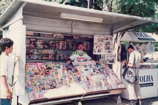 A banca ainda estava no mesmo local quando as fotografias coloridas começaram a ser acessíveis.