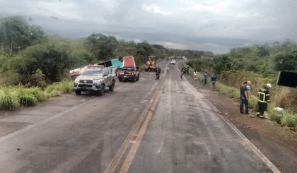 Acidente de ônibus causou a morte de duas mulheres. (Foto: PRF/Divulgação) Acidente de ônibus causou a morte de duas mulheres. (Foto: PRF/Divulgação)