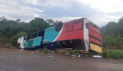 Acidente deixou duas pessoas mortas e pelo menos 14 feridas. (Foto: PRF/Divulgação) Acidente deixou duas pessoas mortas e pelo menos 14 feridas. (Foto: PRF/Divulgação)