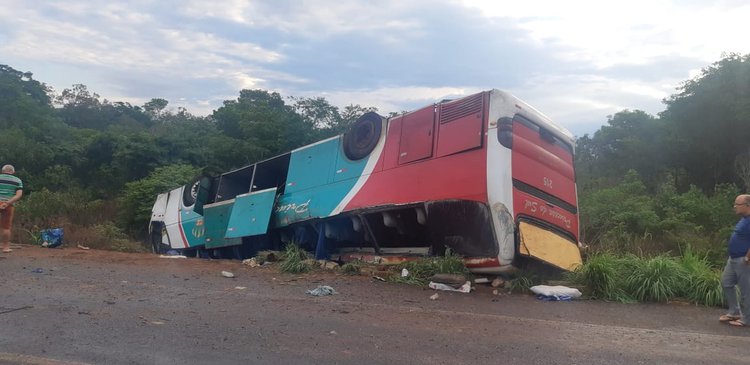 Acidente deixou duas pessoas mortas e pelo menos 14 feridas.