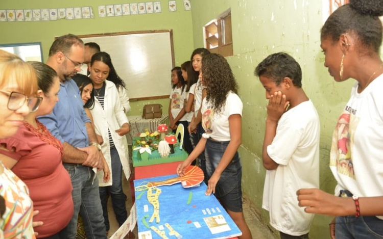 Alunos promovem Feira de Ciências.