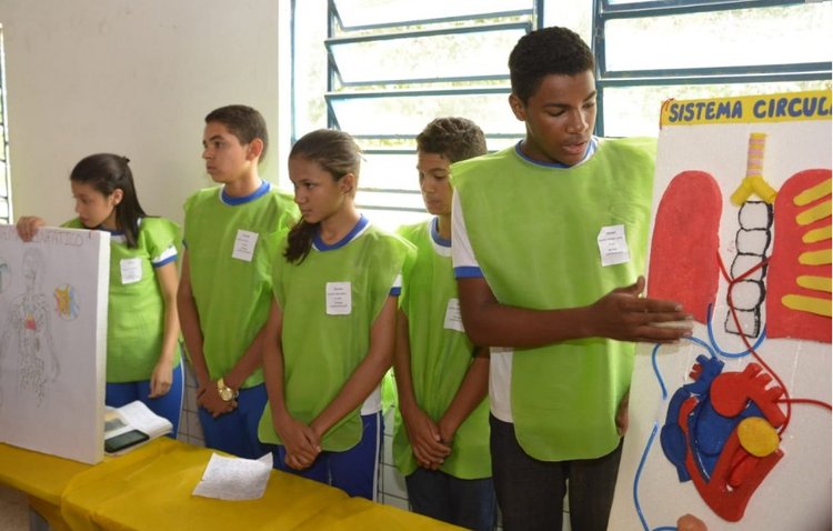 Alunos realizam Feira de Ciências com trabalhos sobre o corpo humano.